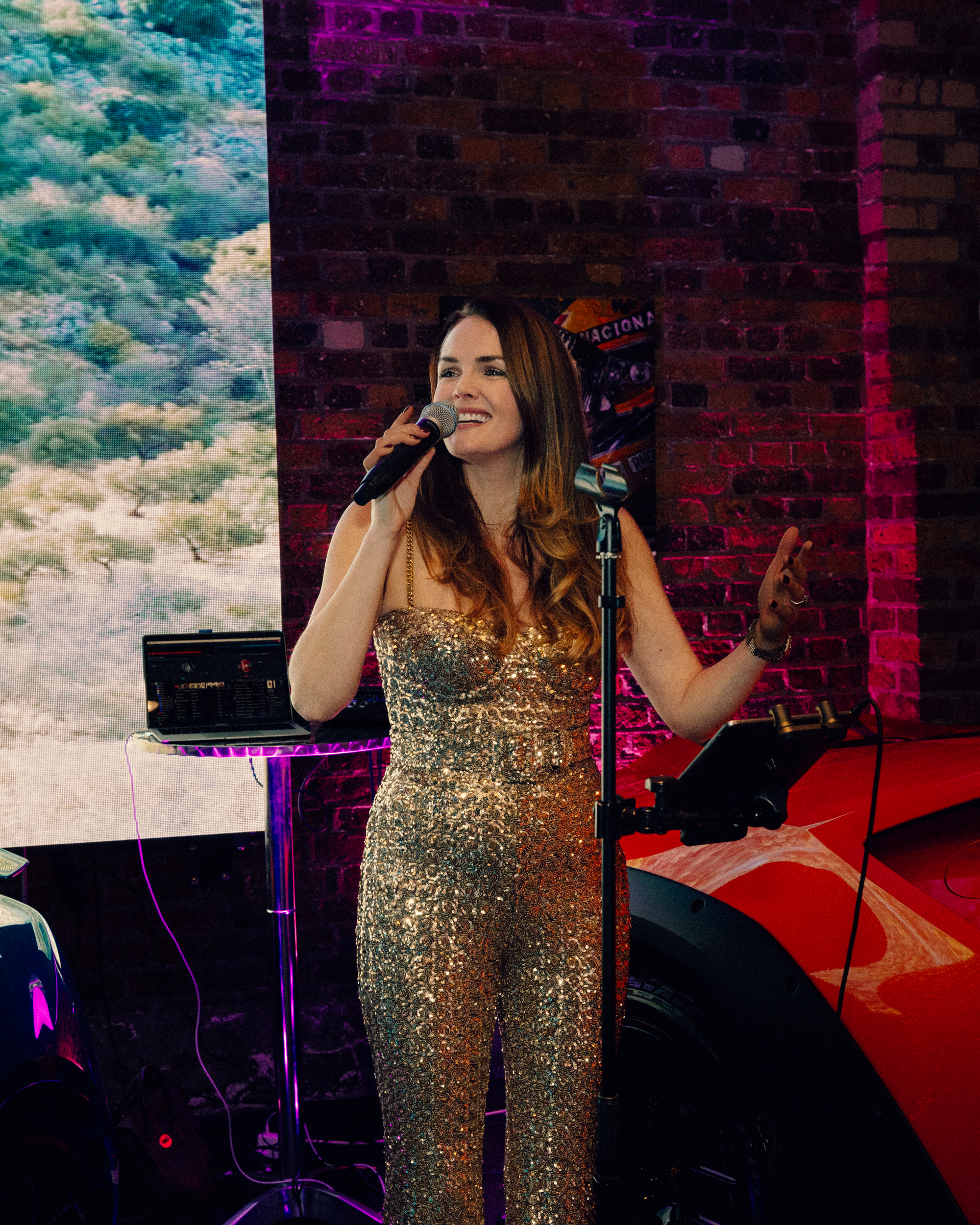 singer at event